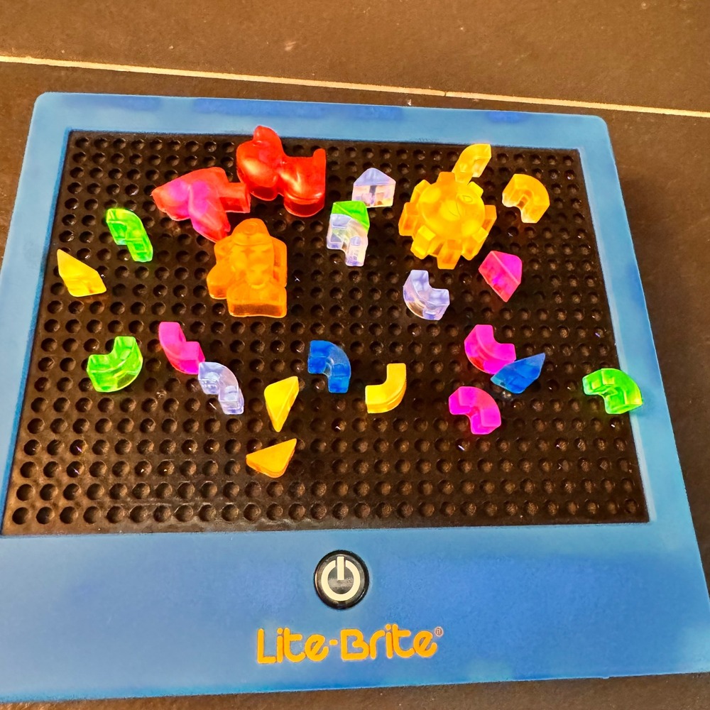 Lite-Brite LED Flat Screen Basic Fun 2014 Blue Light Box with Pegs and Templates